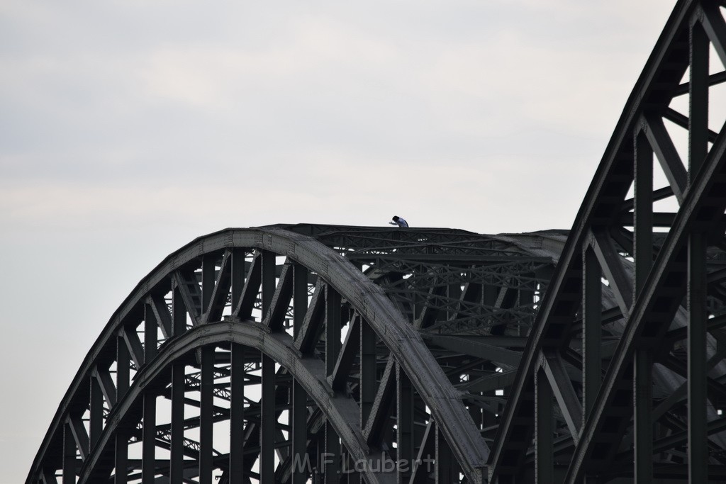 PSpringt kein Suizid Brueckenspringer Koeln Hohenzollernbruecke P021.JPG - Miklos Laubert